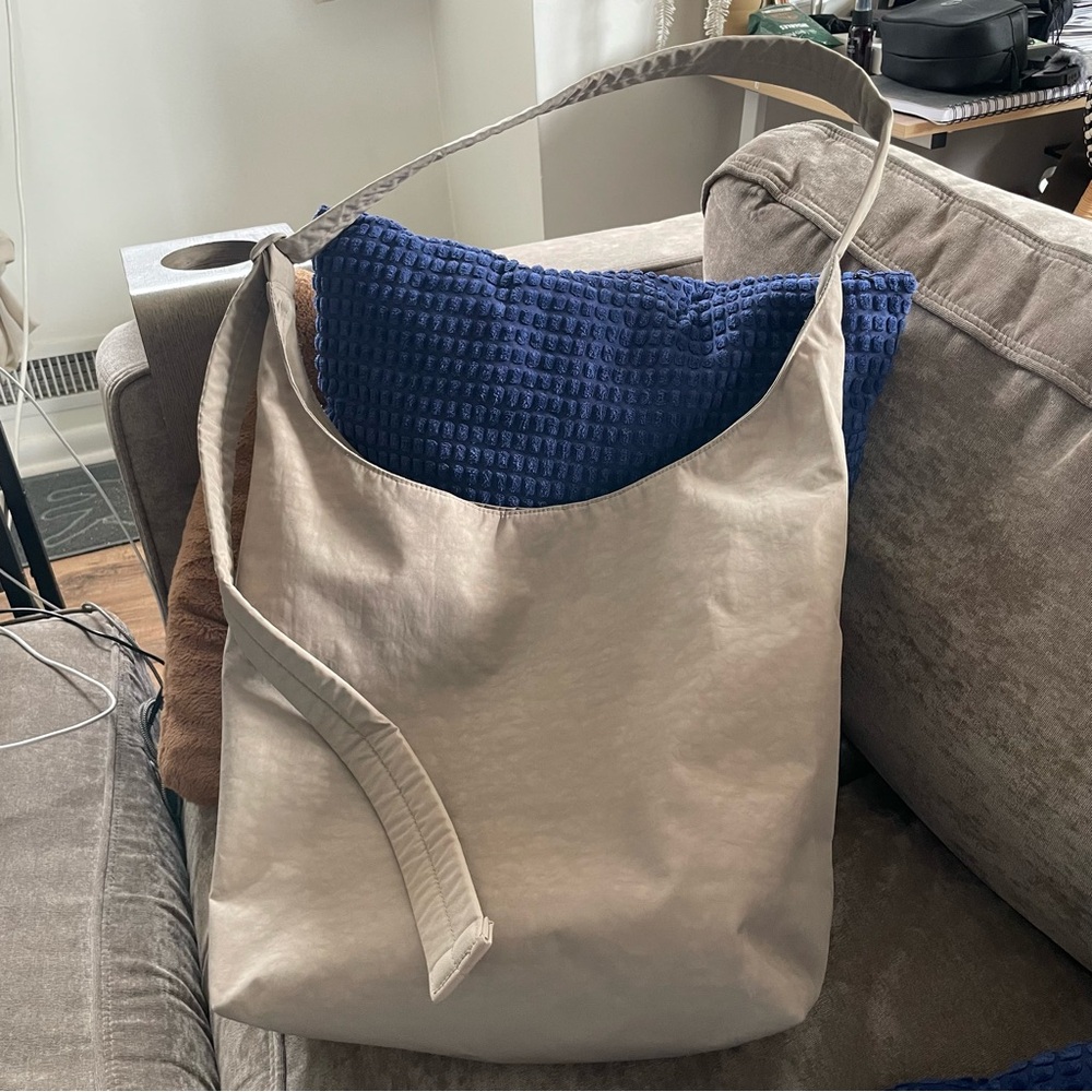 BAGGU Large Nylon Sling in Dove